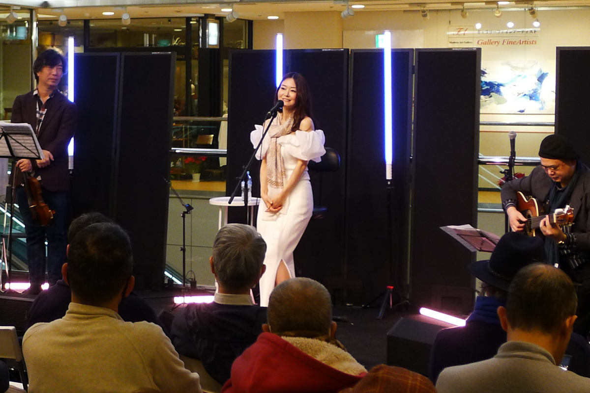 Naoko Akimoto (vocals), Daisei Mii (violin), and Yuichiro Hiraoka (guitar) at Oto-ya Hiroo in January 2025