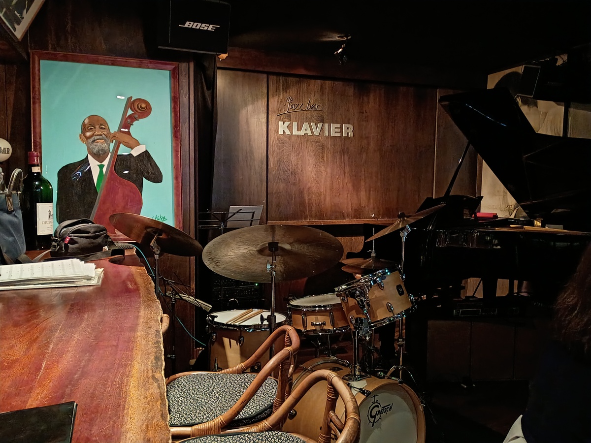 Stage area and portrait of Ron Carter painted by Klavier’s Chika Toyota (October 2025)