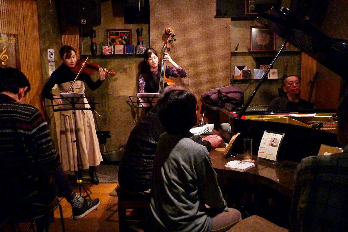 Maiko (violin), Yuki Ito (bass), and Shikou Ito (piano) at Strings in February 2025